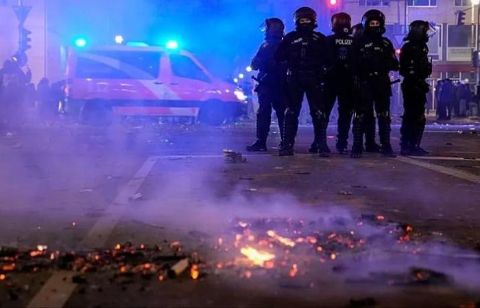 Starting
      the
      year
      with
      a
      bang:
      Germany's
      New
      Year's
      fireworks
      and
      tradition
      turning
      to
      trauma