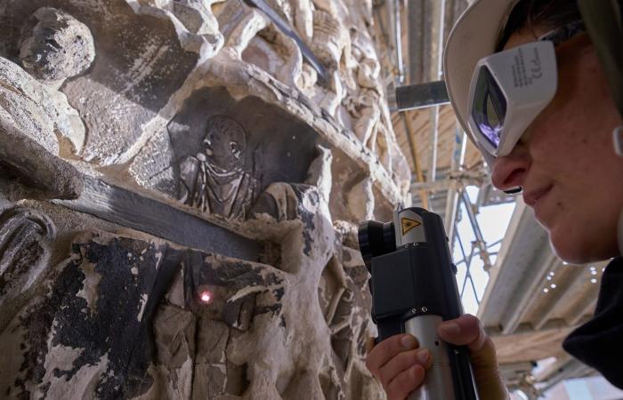 عمود رخامي أثري في روما يخضع للتنظيف والترميم بتقنيات متطورة.. ما هي؟