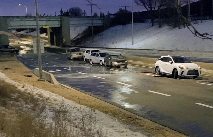 LIVE:
      Usage
      restrictions
      in
      place
      after
      large
      water
      main
      break
      |
      Some
      areas
      under
      boil-water
      advisory
      |
      Motorists
      rescued
      from
      flood