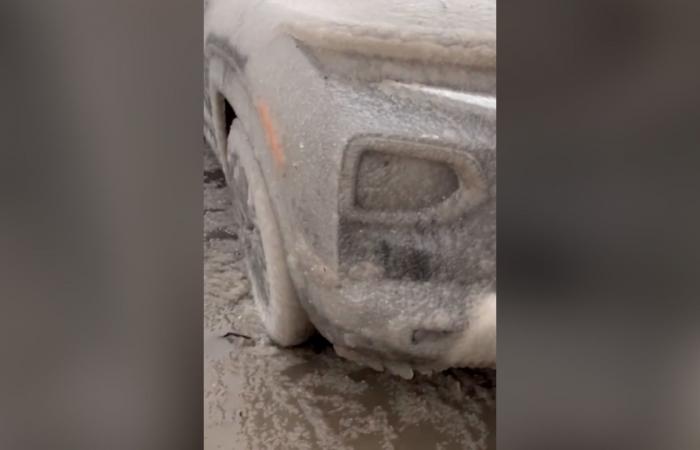 رياح عاتية مصاحبة لعاصفة تُثير أمواجًا هائلة على بحيرة بأمريكا