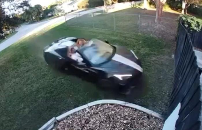 حادث سير.. سيارة "كورفيت" خارجة عن السيطرة تقتحم فناء منزل وتصطدم بقارب في فلوريدا