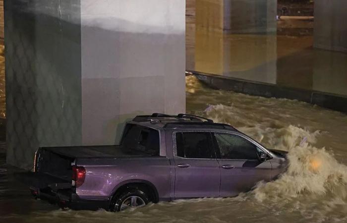 LIVE:
      Usage
      restrictions
      in
      place
      after
      large
      water
      main
      break
      |
      Some
      areas
      under
      boil-water
      advisory
      |
      Motorists
      rescued
      from
      flood