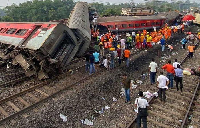  إصابة أكثر من 100 عامل في حادث تصادم قطارين بالهند