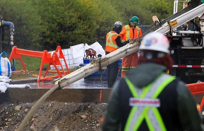 LIVE:
      Usage
      restrictions
      in
      place
      after
      large
      water
      main
      break
      |
      Some
      areas
      under
      boil-water
      advisory
      |
      Motorists
      rescued
      from
      flood