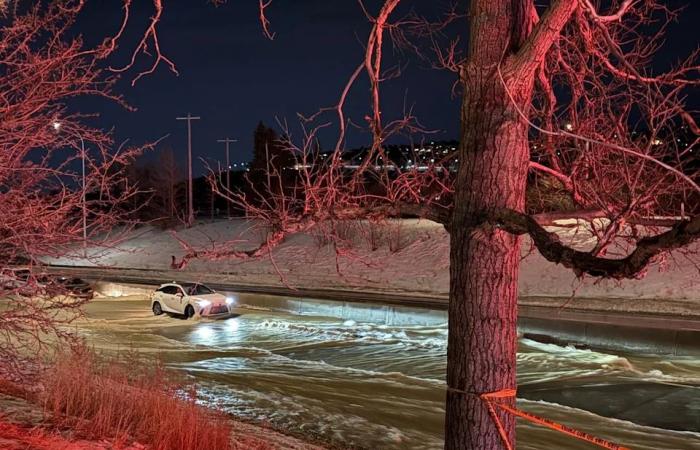 Possible
      water
      main
      break
      in
      northwest
      Calgary
      leads
      to
      significant
      flooding,
      stranded
      cars