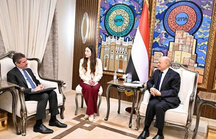 العليمي
      يطلب
      موقفاً
      دولياً
      جماعياً
      لردع
      تمرد
      «الانتقالي»