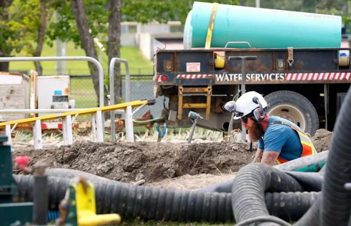 LIVE:
      Usage
      restrictions
      in
      place
      after
      large
      water
      main
      break
      |
      Some
      areas
      under
      boil-water
      advisory
      |
      Motorists
      rescued
      from
      flood