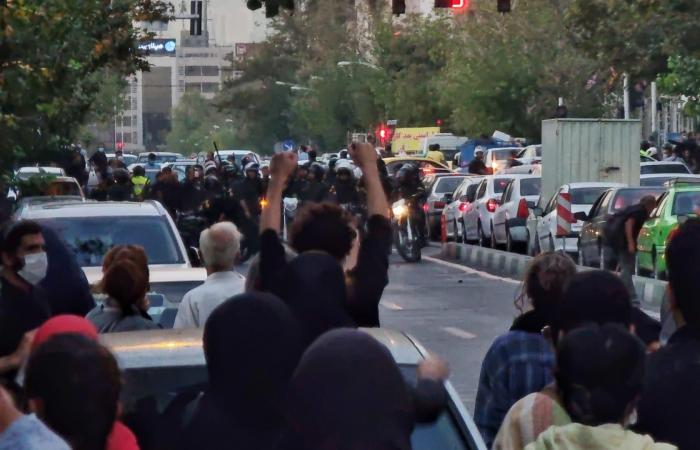 إيران.. الحكومة تعترف بالاحتجاجات رغم وعيد بتصدٍ "حاسم" وبزشكيان يطلب "نقدًا بناءً"