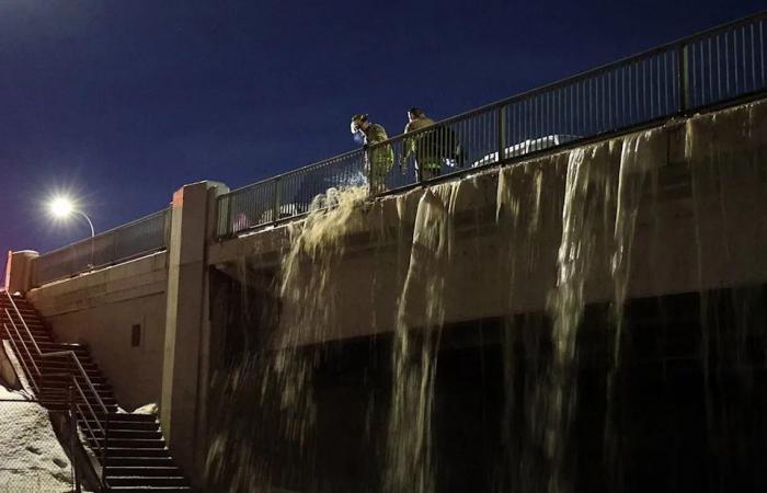 LIVE:
      Usage
      restrictions
      in
      place
      after
      large
      water
      main
      break
      |
      Some
      areas
      under
      boil-water
      advisory
      |
      Motorists
      rescued
      from
      flood