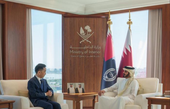  وزير الداخلية يستقبل السفير الصيني