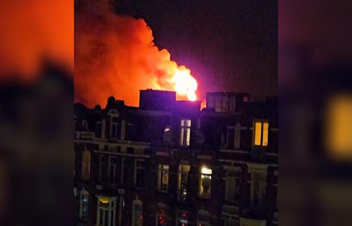 حريق في كنيسة تاريخية بأمستردام يلتهم برجها خلال احتفالات رأس السنة