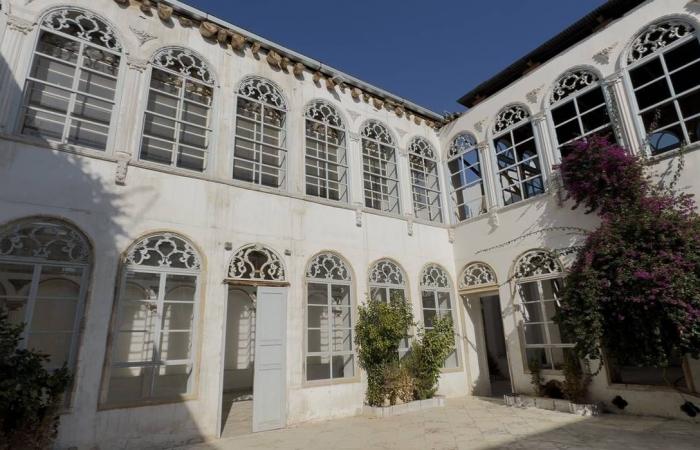 قبر
      مصري
      يغرق
      في
      عسل
      النحل...
      ما
      قصته؟