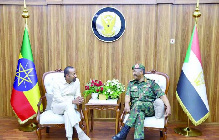 شرق
      السودان...
      خمس
      حركات
      مسلحة
      تختار
      الحياد