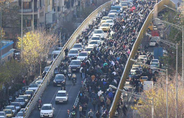 انهيار العملة يُشعل أكبر احتجاجات في إيران منذ سنوات.. ما الذي يحدث؟