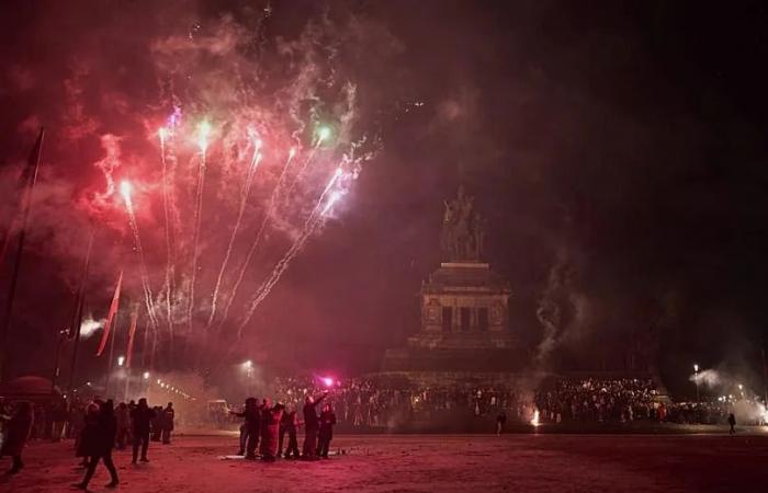 Two
      dead
      and
      church
      gutted
      by
      fire
      in
      'unprecedented'
      New
      Year's
      violence
      in
      the
      Netherlands