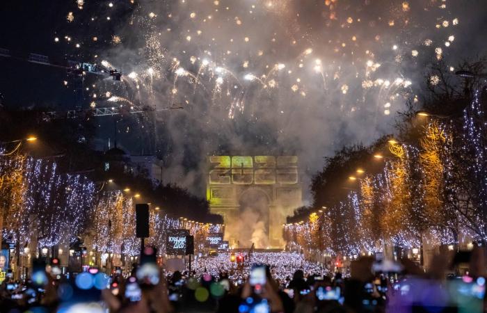 احتفالات
      العالم
      بعام
      2026...
      ألعاب
      نارية
      بالليل
      وسباحة
      واستعراضات
      في
      أول
      يوم