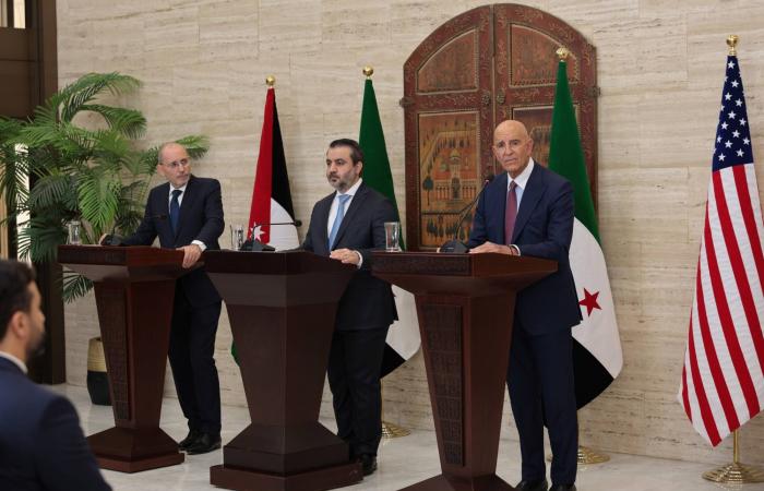 «الإدارة
      الذاتية»
      بسوريا:
      من
      المتوقع
      بدء
      تنفيذ
      بنود
      «اتفاق
      10
      مارس»
      خلال
      أيام