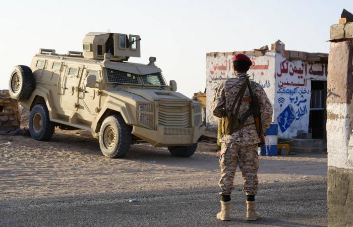 «الانتقالي»
      يبدأ
      انسحاباً
      «مشكوكاً»
      والعليمي
      يُحذر
      من
      الالتفاف