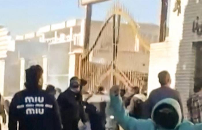 ترمب
      على
      خط
      احتجاجات
      إيران...
      وموجة
      تهديدات
      لقواعد
      أميركا