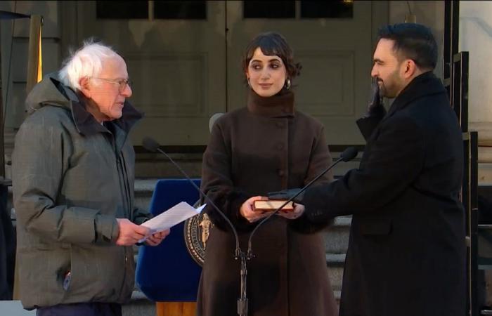 شاهد.. بيرني ساندرز يُملي اليمين الدستورية على ممداني أمام الجمهور