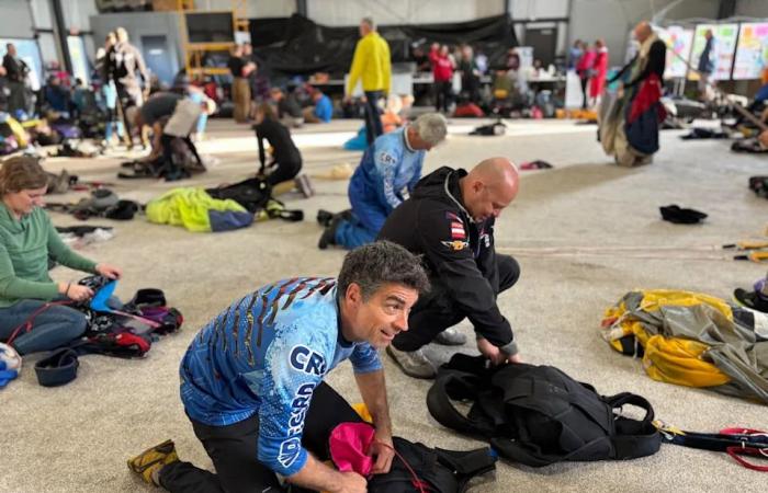 Quebec
      City
      skydivers
      help
      set
      new
      world
      record
      for
      largest
      parachute
      formation