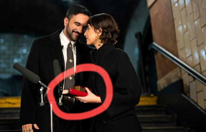 نسختا قرآن كانتا تحت يد ممداني بأداء القسم كأول عمدة مسلم لمدينة نيويورك