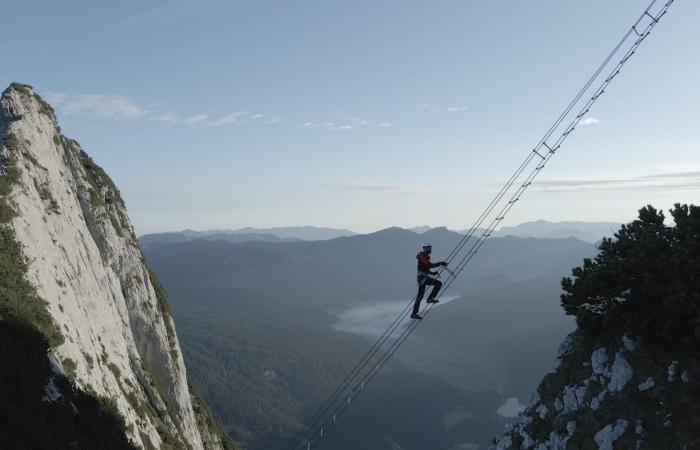 "سلّم السماء".. شاهد مغامر يتحدى الجاذبية بين أحضان الجبال النمساوية