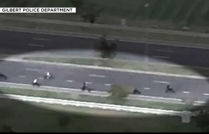 مسيّرات تلاحق دراجات كهربائية تسير عكس حركة المرور على طريق سريع في أريزونا