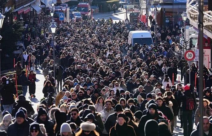 Hundreds
      march
      in
      silence
      to
      honour
      Swiss
      Alps
      bar
      fire
      victims