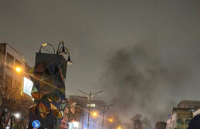 إيران
      تشدد
      قبضتها
      لتطويق
      الاحتجاجات