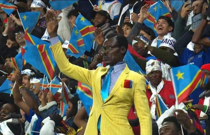 يقف 90 دقيقة كالتمثال.. المشجع الكونغولي الشهير "لومومبا" يخطف الأضواء في المغرب