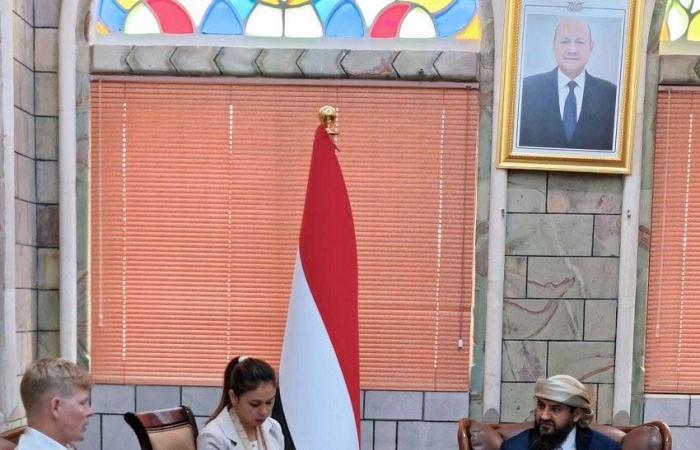 أبو
      زرعة
      المحرمي…
      رجل
      المرحلة
      الصلبة
      داخل
      «مجلس
      القيادة»