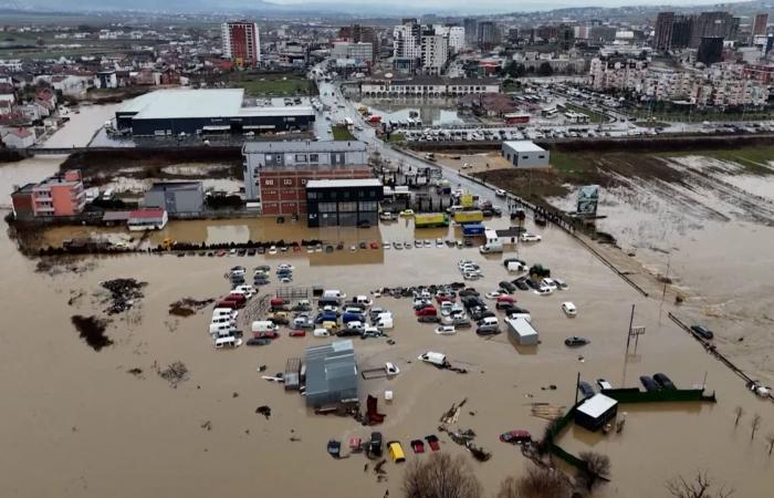 فيضانات شديدة في كوسوفو.. والمياه تغمر المنازل والمتاجر والسيارات