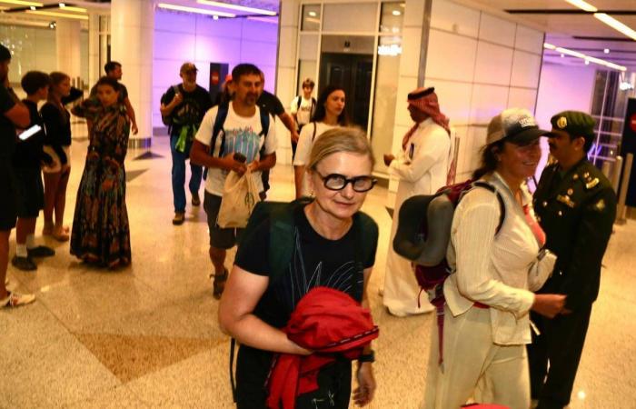 السعودية
      تستقبل
      الدفعة
      الثانية
      من
      السياح
      العالقين
      في
      سقطرى
      اليمنية