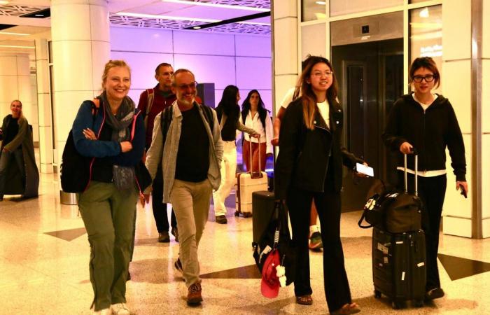 السعودية
      تستقبل
      الدفعة
      الثانية
      من
      السياح
      العالقين
      في
      سقطرى
      اليمنية