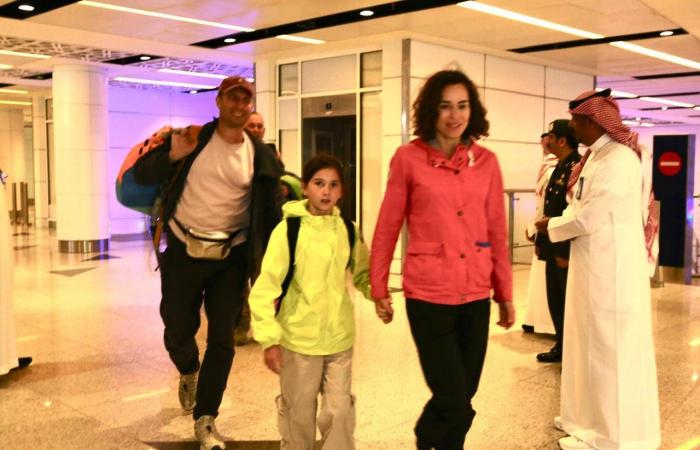 السعودية
      تستقبل
      الدفعة
      الثانية
      من
      السياح
      العالقين
      في
      سقطرى
      اليمنية