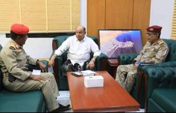 العليمي
      يشدد
      على
      حماية
      المدنيين
      وردع
      عسكرة
      الحياة
      السياسية