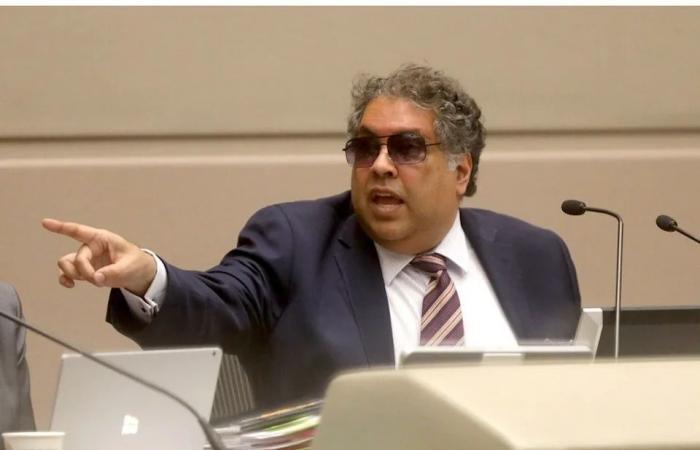 Bell:
      Nenshi
      on
      Calgary
      water
      pipe
      fiasco,
      he
      throws
      city
      hall
      suits
      under
      the
      bus