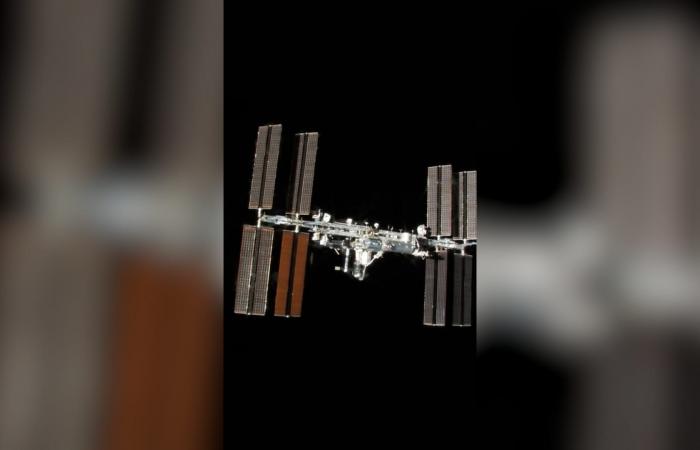 حدث نادر.. عودة طاقم مهمة فضائية مبكرًا الى الأرض بسبب مشكلة صحية لأحد الرواد