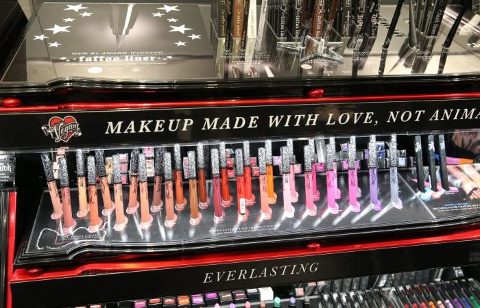 الموضوع ليس بسيطًا.. هذا ما يفعله المكياج بنفسيّة المرأة