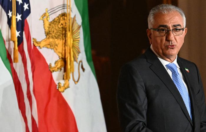 ولي عهد إيران السابق رضا بهلوي يوجه دعوة للإيرانيين الجمعة.. وفيديو يُظهر إنزال علم البلاد من سارية ضخمة تنشره لجنة بالكونغرس