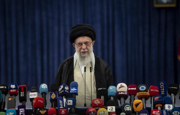 كيف يواصل خامنئي النشر على مواقع التواصل رغم قطع الإنترنت بإيران؟