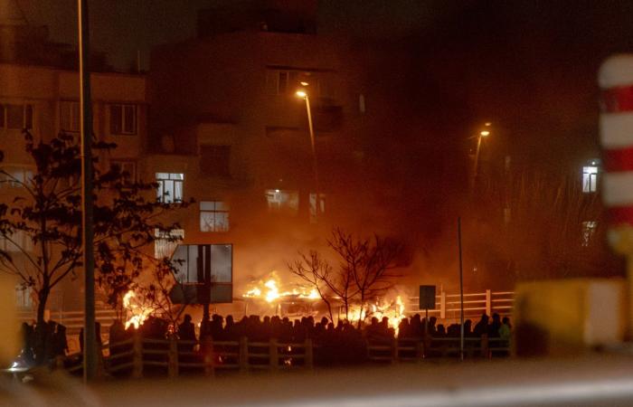 عشرات القتلى وسط قطع الإنترنت واستمرار احتجاجات إيران.. إليك آخر التطورات