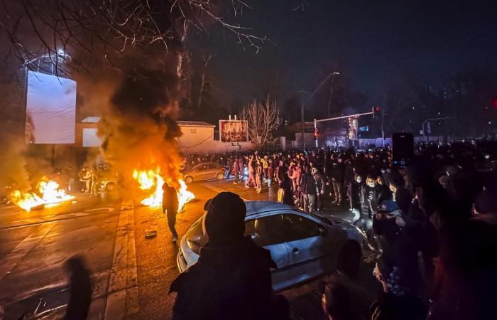 إيران..احتجاجات في 512 موقعا والحرس الثوري والجيش يدخلان على الخط