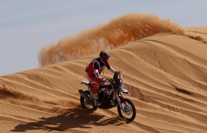 الهلال
      يقترب
      من
      مدافع
      فيورنتينا