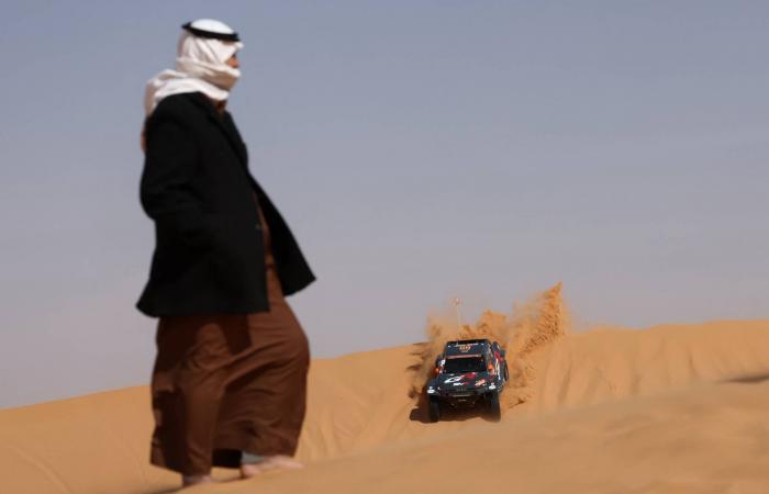 الهلال
      يقترب
      من
      مدافع
      فيورنتينا