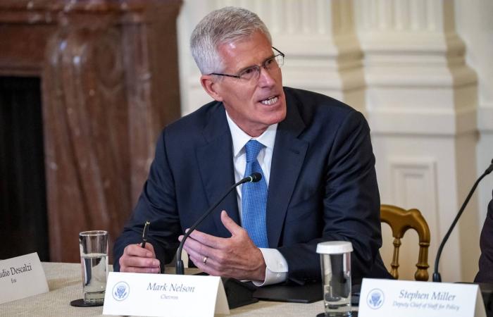 ترمب
      يعد
      عمالقة
      النفط
      بـ«أمان
      تام»
      في
      فنزويلا
      ويحثهم
      على
      ضخ
      المليارات