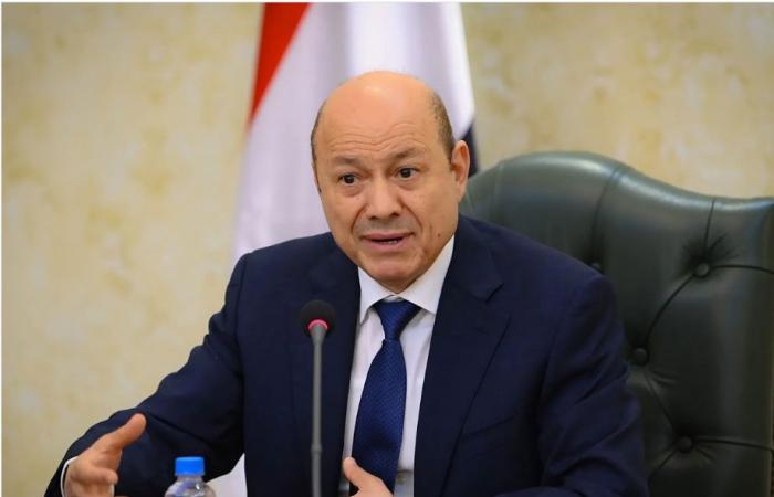 العليمي يعلن رسميا نجاح عملية استعادة المعسكرات باليمن وتشكيل لجنة عسكرية عليا لاستعادة مؤسسات الدولة