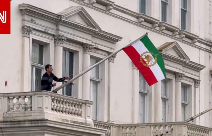 متابعة: شاهد.. محتج ينزع العلم الإيراني ويرفع علم ما قبل الثورة بمبنى السفارة بلندن