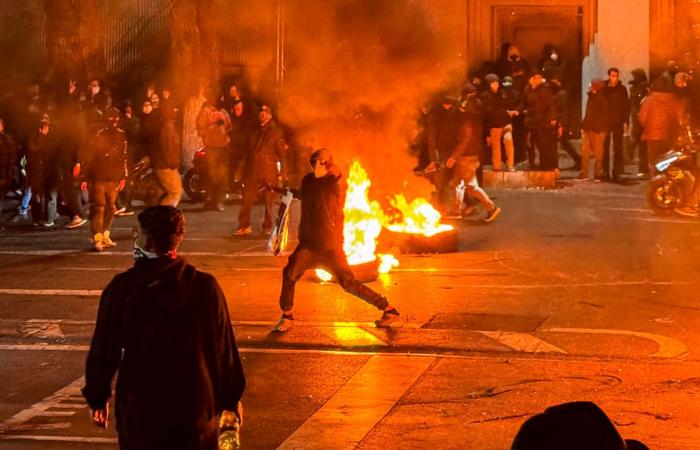 مظاهرات إيران.. مسجد يحترق وألعاب نارية فوق طهران ومتظاهرون يهتفون "الموت للديكتاتور"